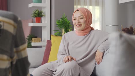 Muslim-woman-talking-to-her-friend.